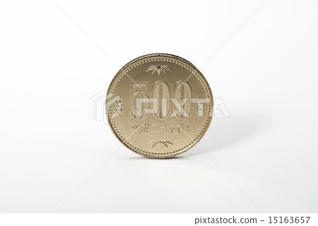 500日元在白色背景鑄造 15163657