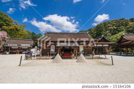 Kamigamo Shinto神社砂岩和精緻的細節 15164106