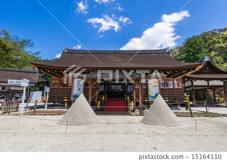 Kamigamo Shinto神社砂岩和精緻的細節 15164110