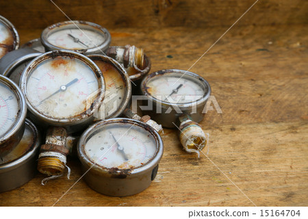 Old pressure gauge or damage pressure gauge Old pressure gauge or damage pressure gauge 15164704
