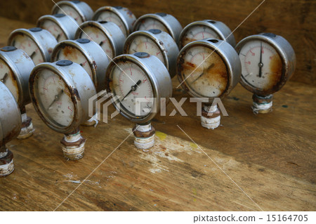 Old pressure gauge or damage pressure gauge Old pressure gauge or damage pressure gauge 15164705