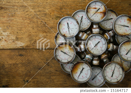 Old pressure gauge or damage pressure gauge Old pressure gauge or damage pressure gauge 15164717