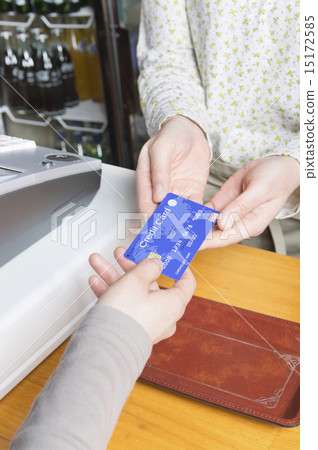 通過信用卡付款的婦女的無現金付款 15172585