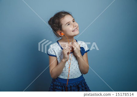 a girl of seven European appearance brunette listening to music  15178514
