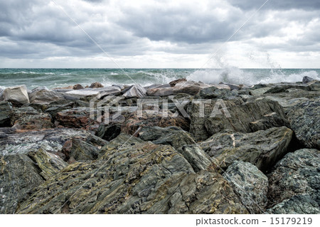sea in tempest on rocks shore 15179219