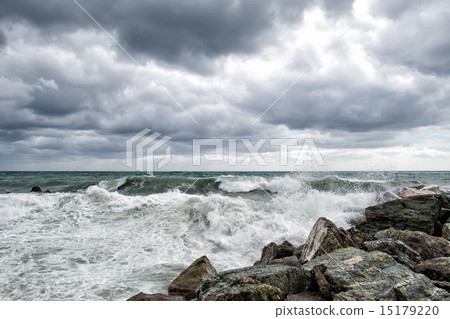 sea in tempest on rocks shore 15179220