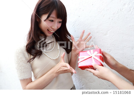 一名年輕女子很高興與禮物 15181068