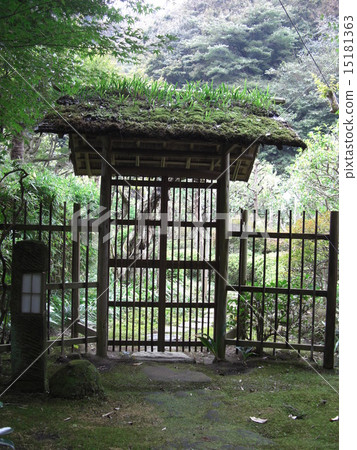 上倉·Jiyoji寺的後門(垂直) 上倉·Jiyoji寺的後門(垂直) 15181363