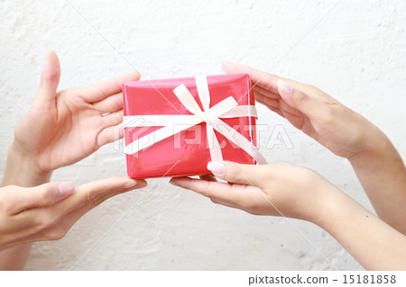 女人的手與禮物 15181858