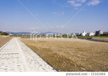剛剛完工的河流建設 剛剛完工的河流建設 15181868