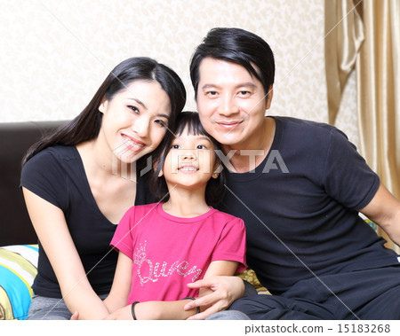 Little girl with mom and dad 15183268