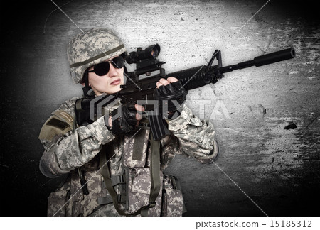 US soldier with rifle 15185312