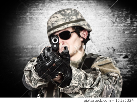 soldier aiming a gun 15185324