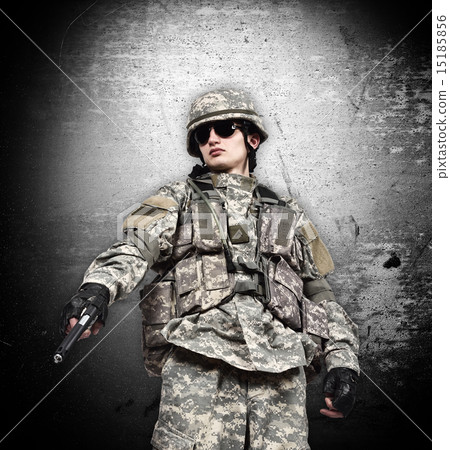 soldier with gun o 15185856