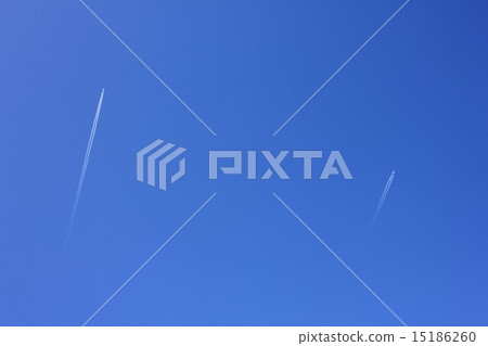 飛行並行跑的噴氣機班機，當飛行晴朗的藍天時 15186260