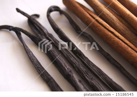 Spice image (vanilla beans and cinnamon) Spice image (vanilla beans and cinnamon) 15186545