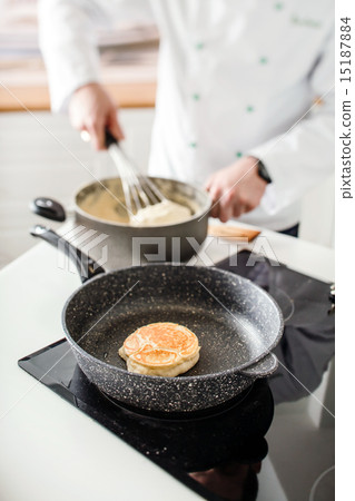 chef making pancake 15187884