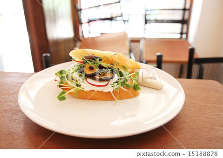 poached egg with bread and mushroom 15188878