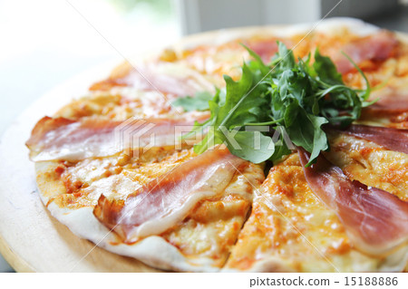 Pizza margherita with parma ham and rocket 15188886