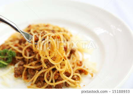 spaghetti beef bolognese 15188933