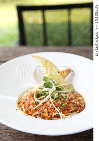 spaghetti bolognese 15188935