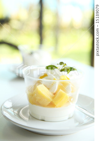 Mango Panna cotta 15189079