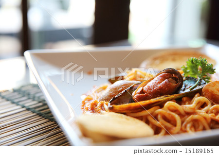 Spaghetti Vongole with clams Spaghetti Vongole with clams 15189165