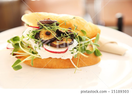 poached egg with bread and mushroom 15189303