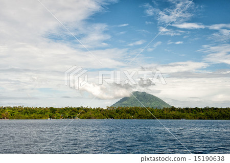 Bunaken volcano indonesian fishermen village 15190638