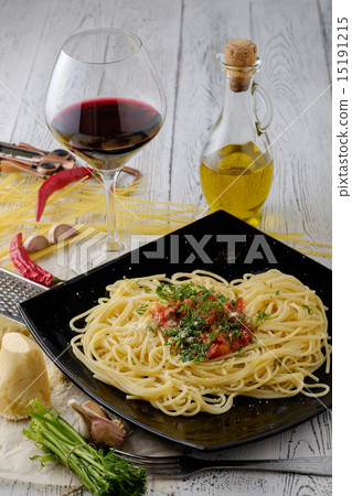 Italian pasta cooked in a rustic style 15191215