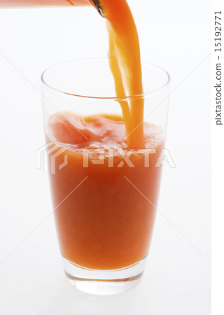 Vegetable juice pouring into a glass 15192771