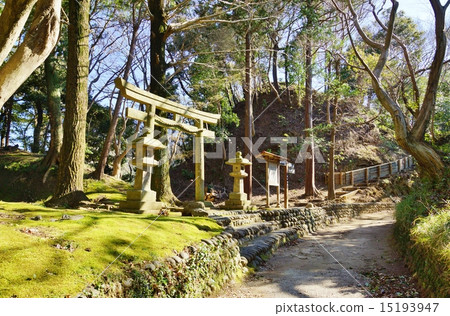 小觀光景點觀光信息 - 熊野神社的鳥居和山岳公路沿著山山城遺址·橫向位置 15193947