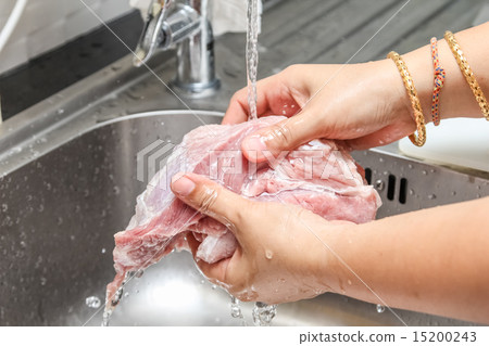 cleaning the raw pork 15200243