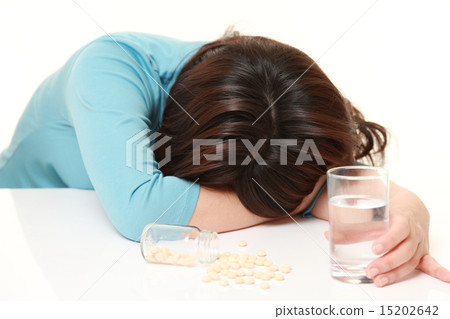 通過中毒中毒自殺的女人 通過中毒中毒自殺的女人 15202642