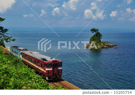 Kiha 40 system drama on the Himi line running along the rainy seaside 15205754