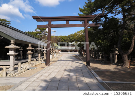 The approach of Nishinomiya Shrine The approach of Nishinomiya Shrine 15206681
