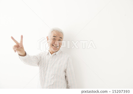 White shirt man (middle) 15207393