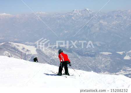 Chibic skier gliding lightly while watching the beautiful mountains of Shinshu 15208232