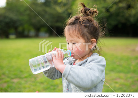 女孩用塑料瓶喝水 15208375