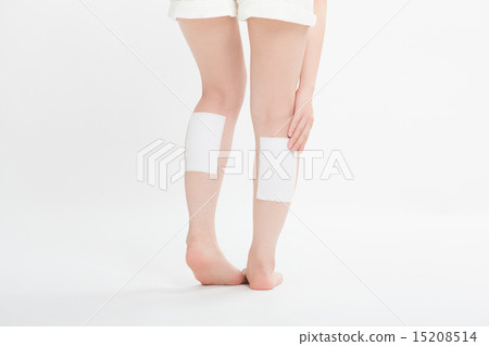 把膏藥放在她腳上的女人 15208514