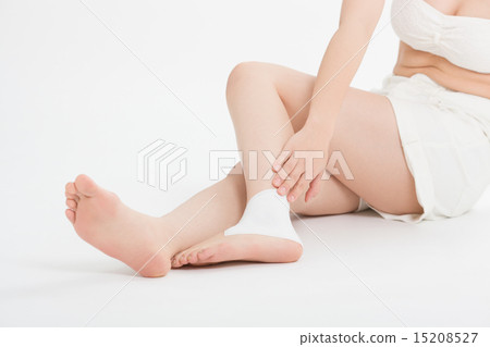 把膏藥放在她的腳踝上的女人 把膏藥放在她的腳踝上的女人 15208527