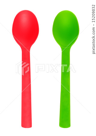 Red and green spoons made of plastic isolated on white backgroun 15209832