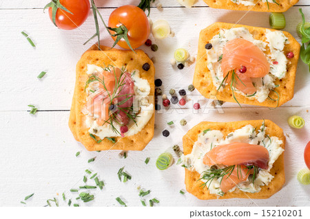 Mini crackers sandwiches 15210201