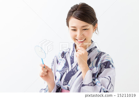 浴衣婦女的金魚瓢的一名婦女 15211019