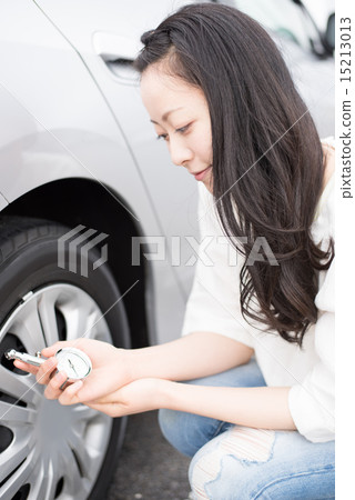 Women who check pneumatic pressure 15213013