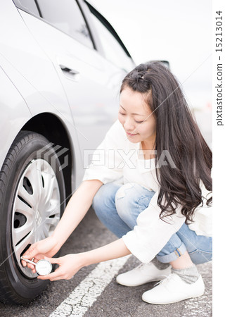 Women who check pneumatic pressure 15213014