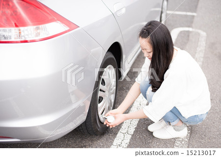 Women who check pneumatic pressure 15213017