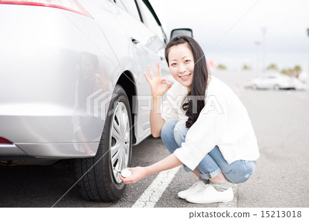 Women who check pneumatic pressure 15213018