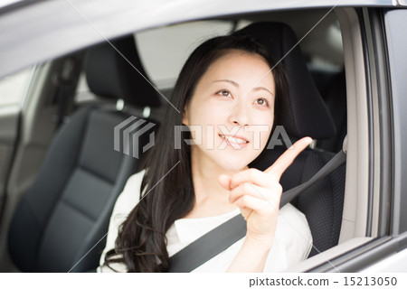 一個女人坐在乘客的座位上 15213050