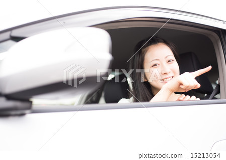 一個女人坐在乘客的座位上 一個女人坐在乘客的座位上 15213054